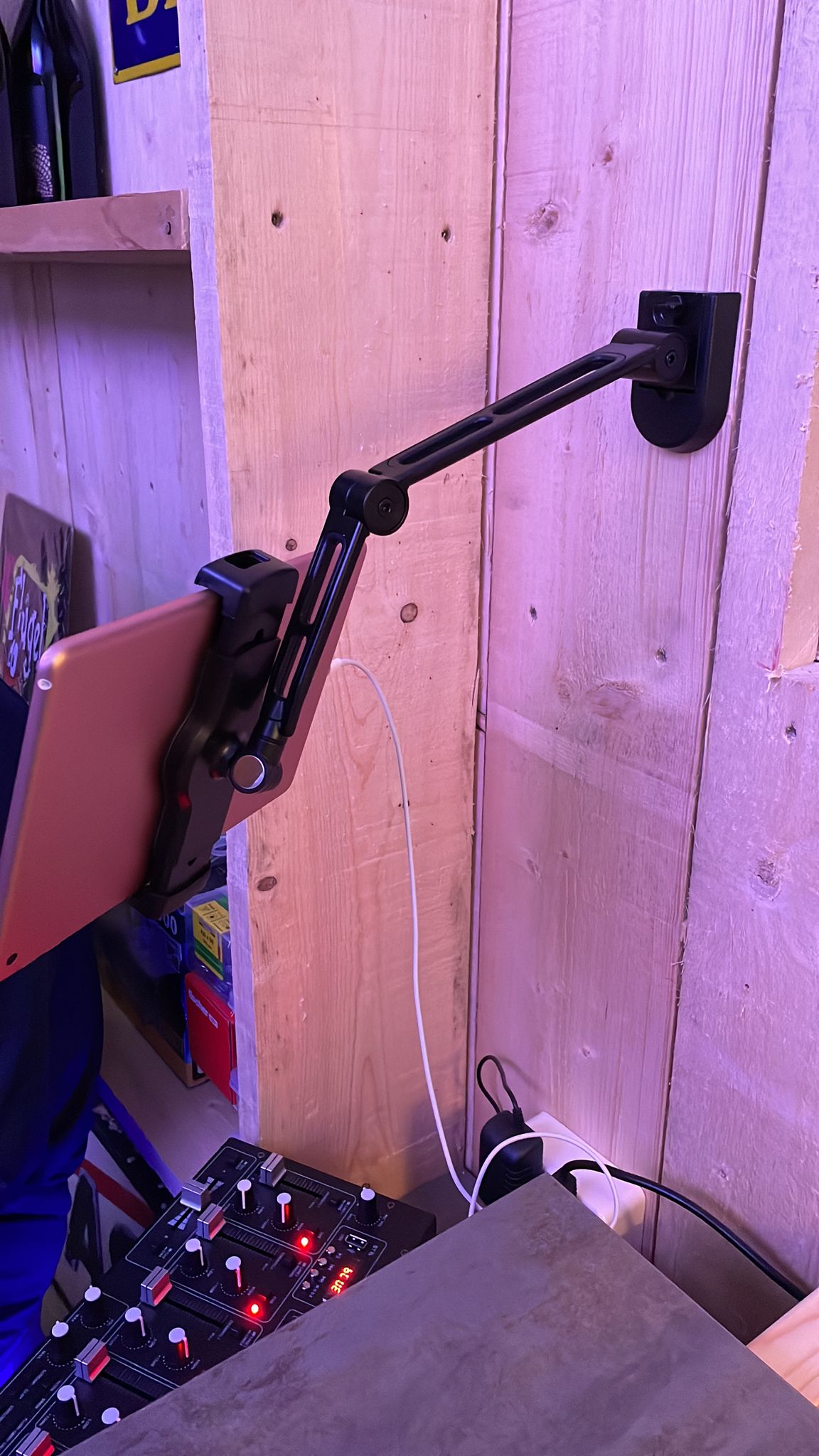 Wolff Mount TVB-92 tablet holder – installation example